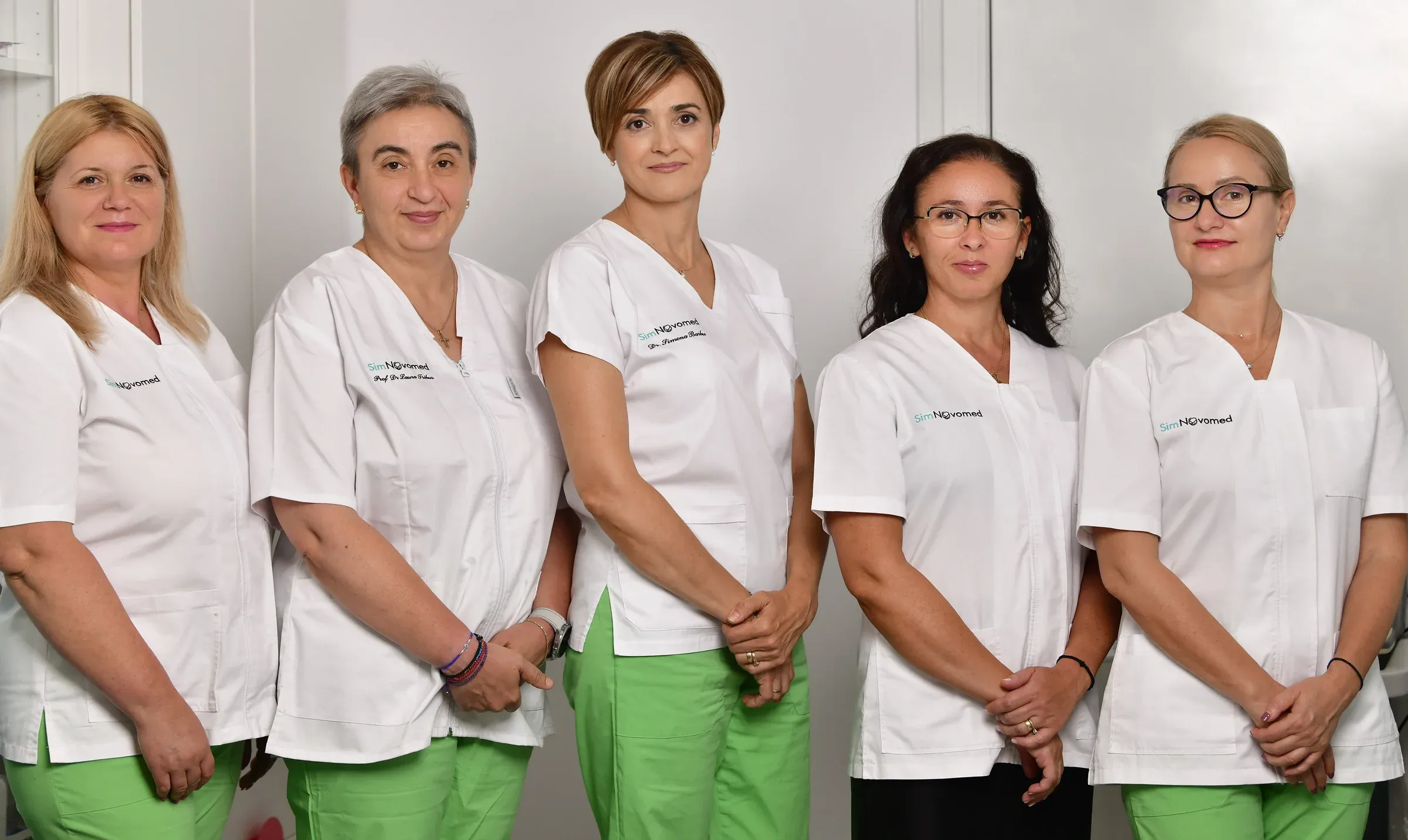 Galerie Simnovomed - echipa site alb.ov0sCsH5