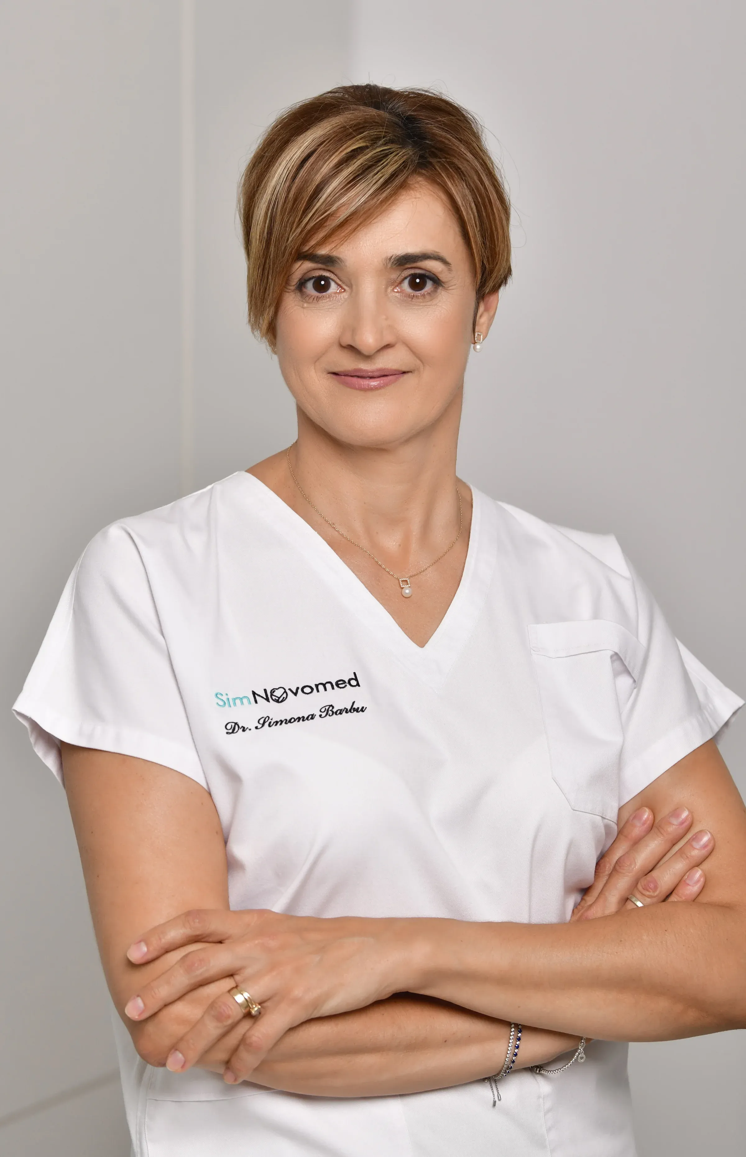 Galerie Simnovomed - eu alb portret dsc4345.DX_UhMjy